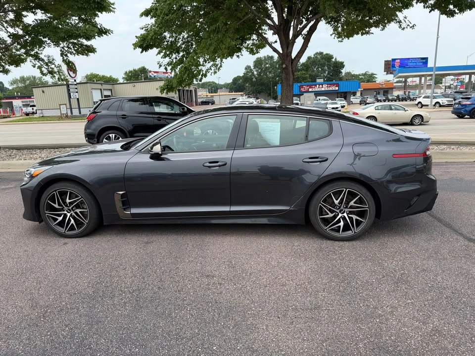 2023 Kia Stinger - Image 9 of 16