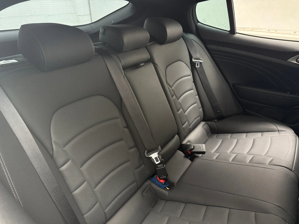 2023 Kia Stinger GT - Image 8 of 31