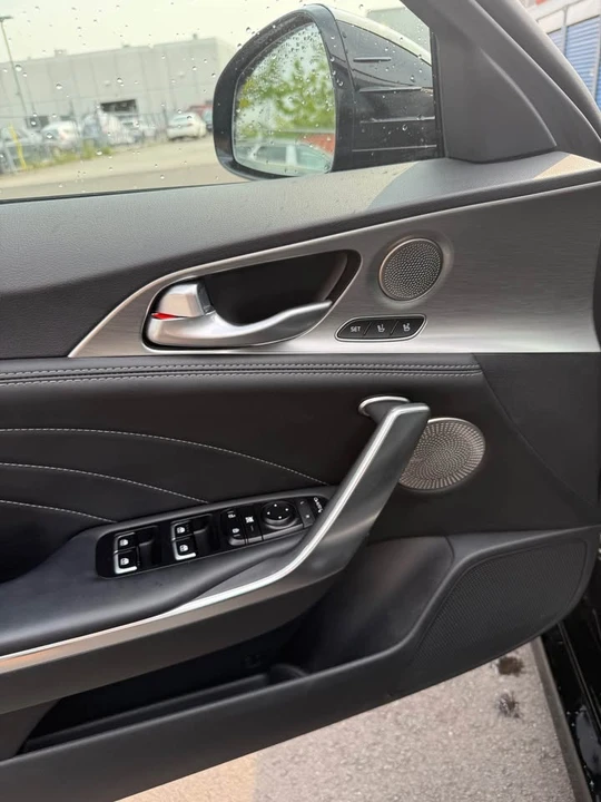 2023 Kia Stinger - Image 11 of 20