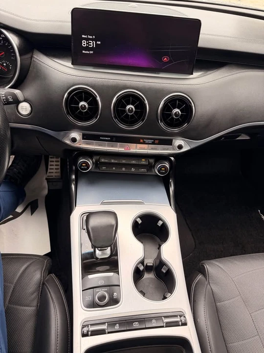 2023 Kia Stinger - Image 17 of 20