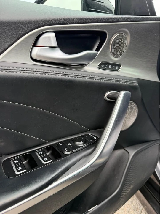 2023 Kia Stinger - Image 9 of 10