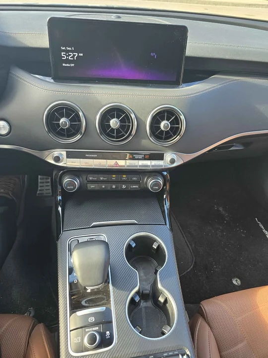 2023 Kia Stinger - Image 9 of 11