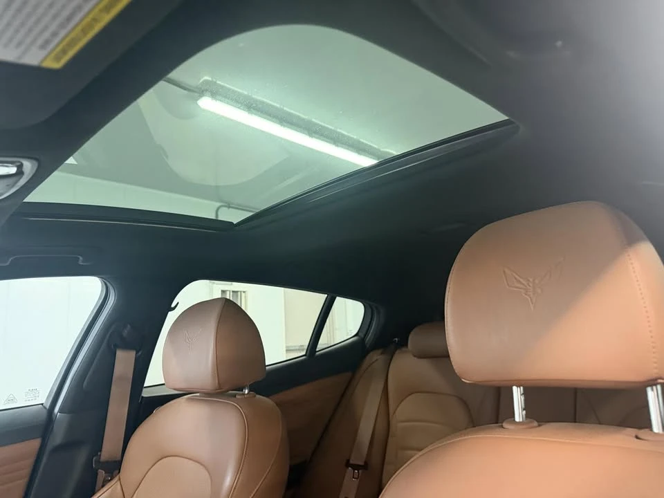 2023 Kia Stinger - Image 11 of 19
