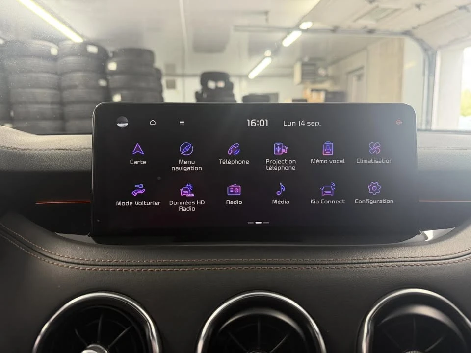 2023 Kia Stinger - Image 14 of 19