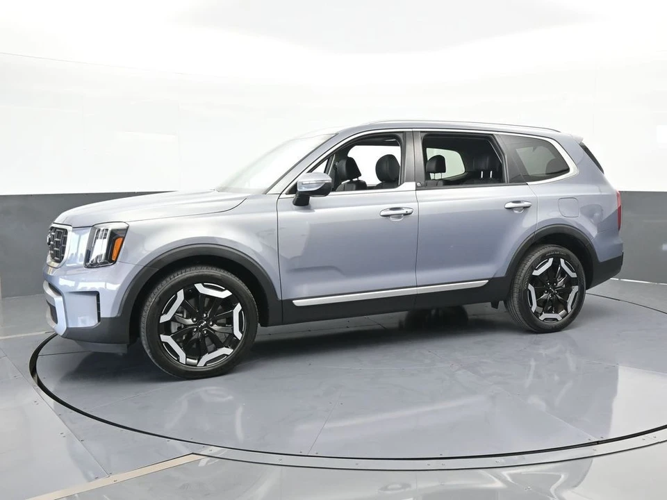 2023 Kia Telluride - Image 2 of 12