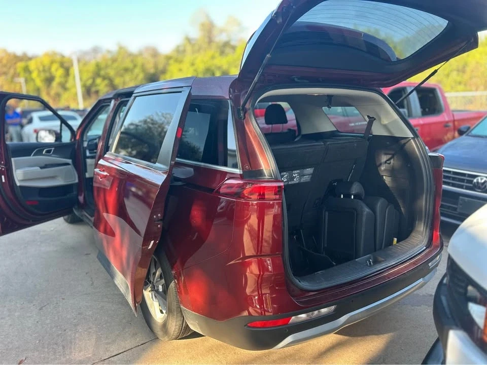 2023 Kia Carnival - Image 2 of 5