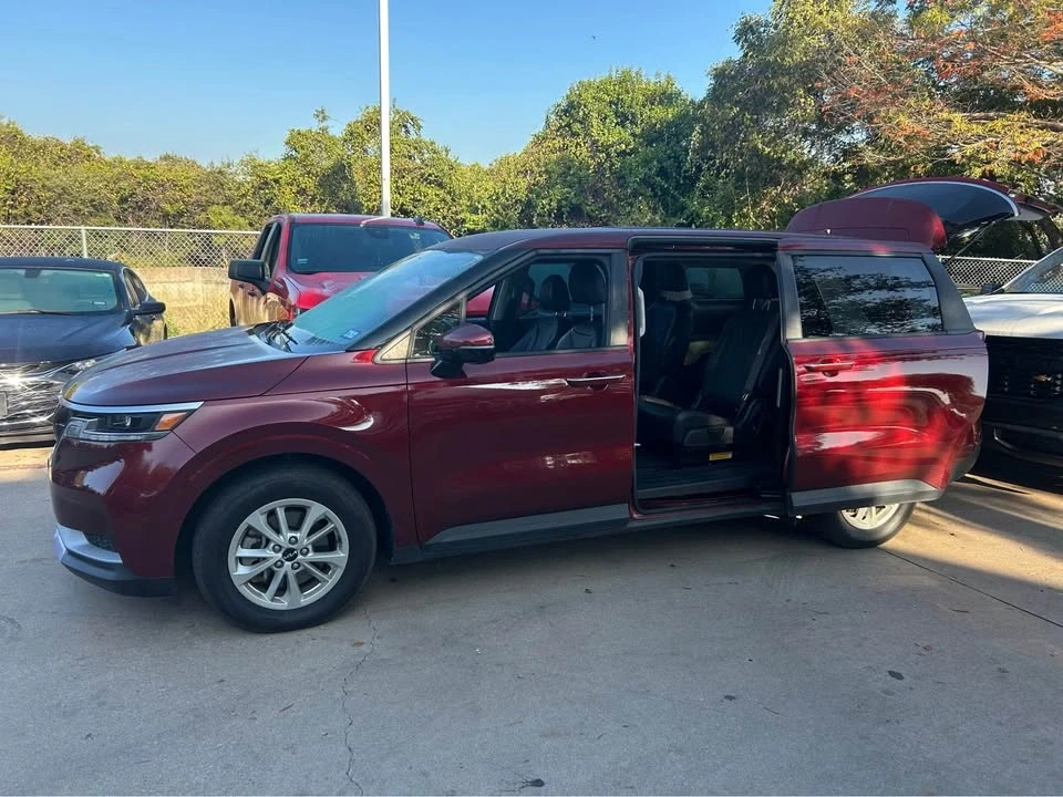 2023 Kia Carnival - Image 3 of 5