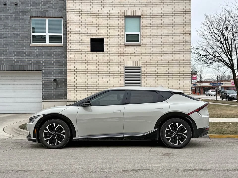 2023 Kia EV6 - Image 2 of 17