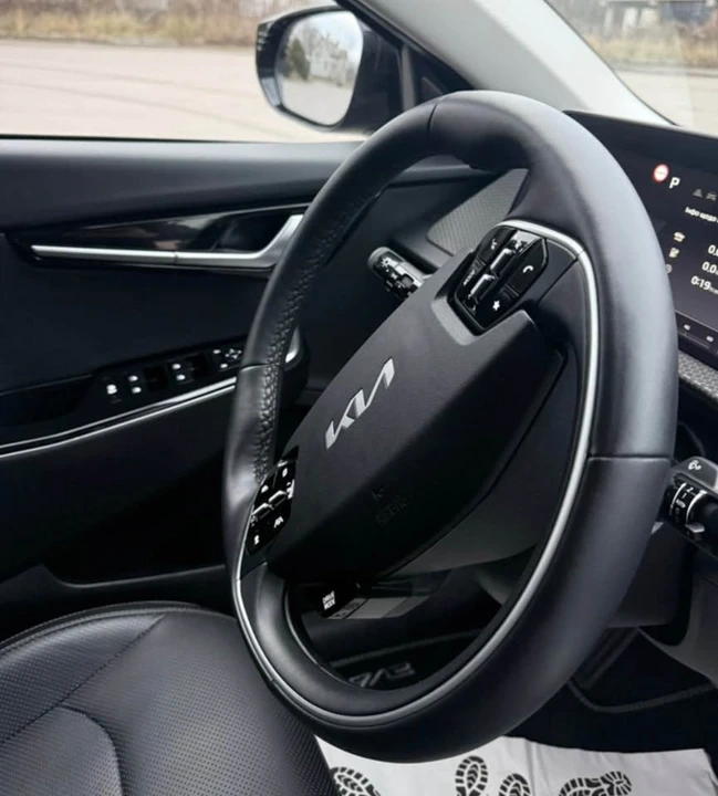2023 Kia EV6 - Image 6 of 17