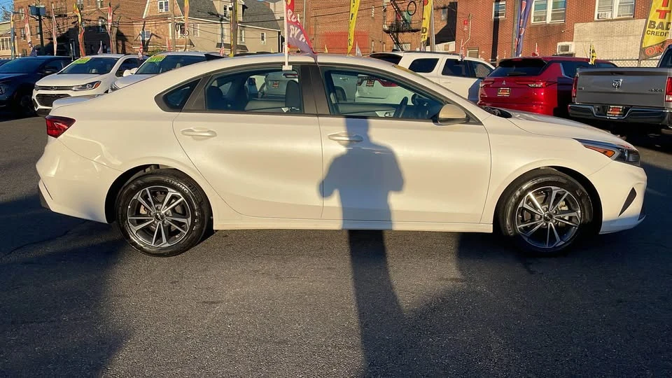 2023 Kia Forte - Image 2 of 8