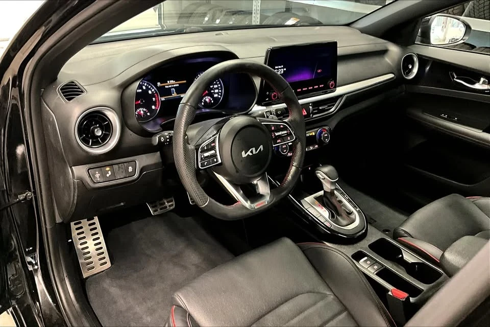 2023 Kia Forte - Image 4 of 10