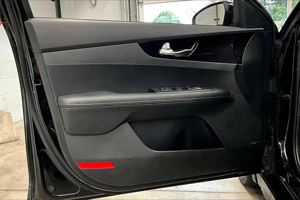 2023 Kia Forte - Image 2 of 10
