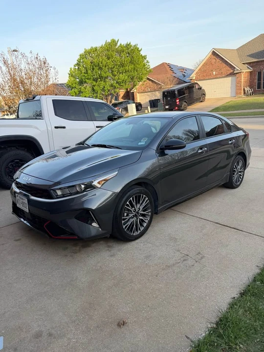 2023 Kia Forte - Image 2 of 17