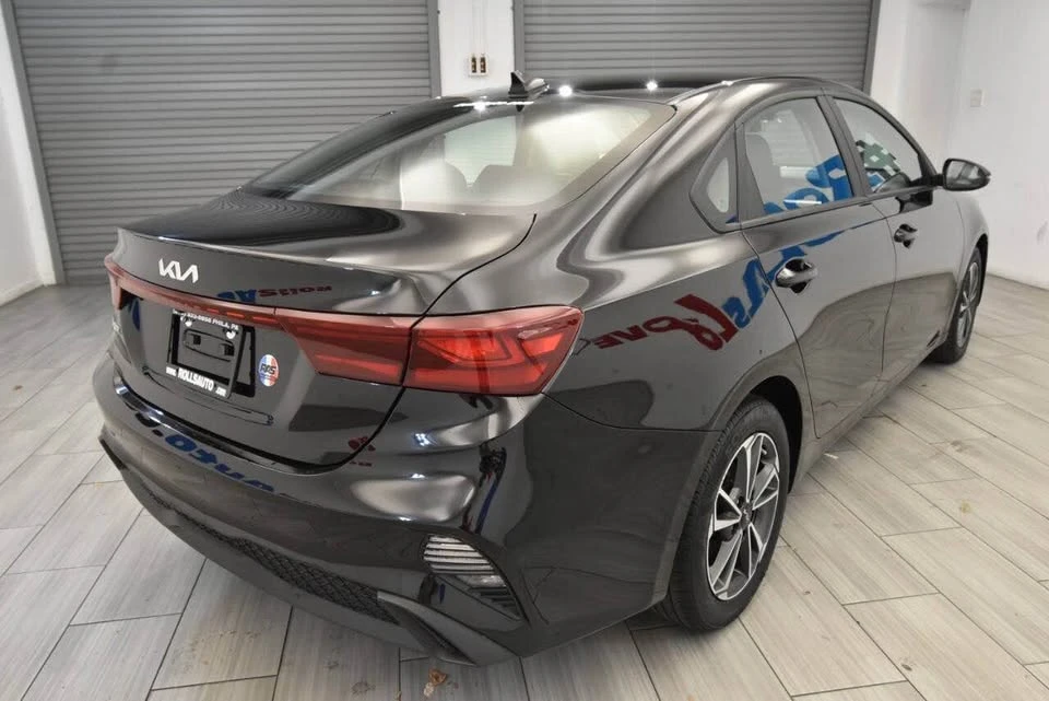 2023 Kia Forte - Image 5 of 17