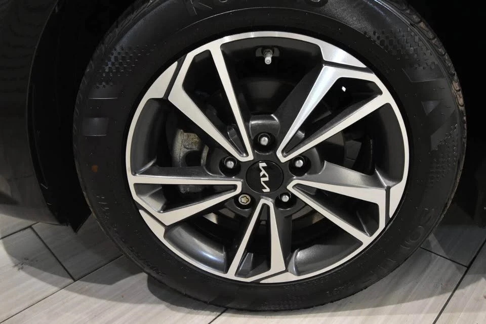 2023 Kia Forte - Image 8 of 17