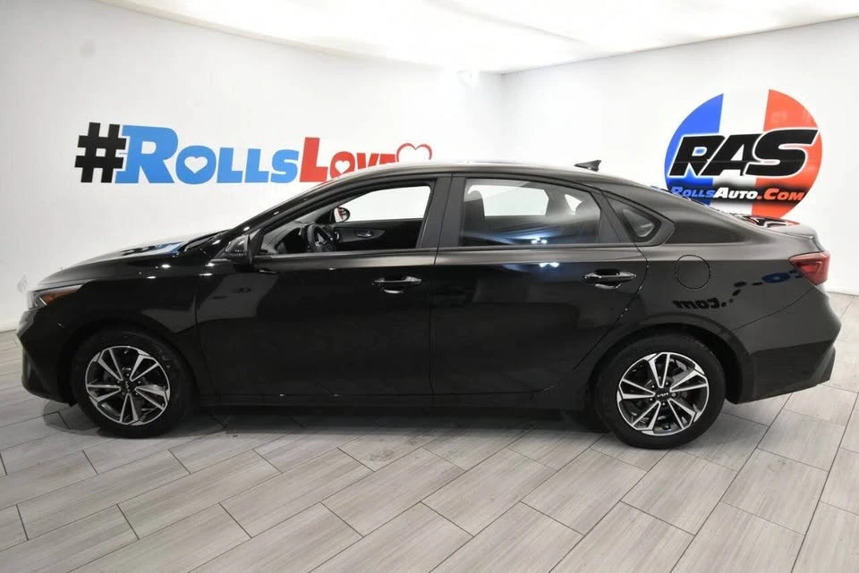 2023 Kia Forte - Image 2 of 17