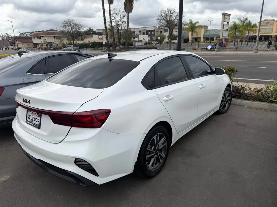 2023 Kia Forte - Image 4 of 9
