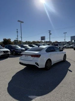 2023 Kia Forte - Image 5 of 10