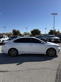 2023 Kia Forte - Image 4 of 10