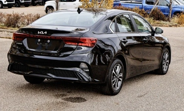 2023 Kia Forte - Image 4 of 8