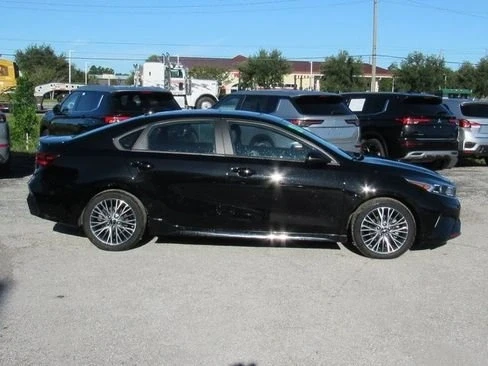 2023 Kia Forte - Image 2 of 19