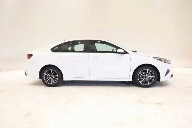 2023 Kia Forte - Image 2 of 13