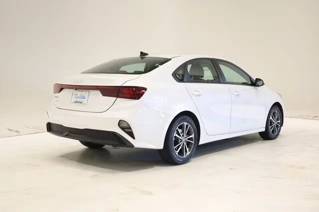 2023 Kia Forte - Image 3 of 13