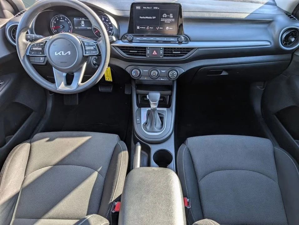 2023 Kia Forte - Image 5 of 7