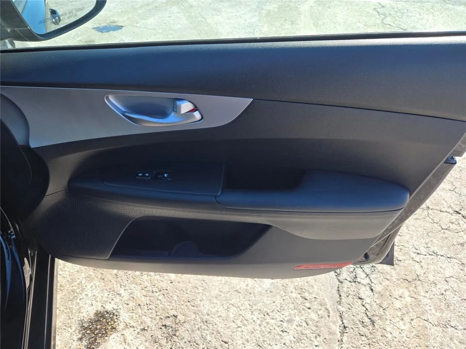 2023 Kia Forte - Image 5 of 20