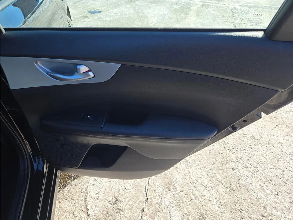 2023 Kia Forte - Image 8 of 20