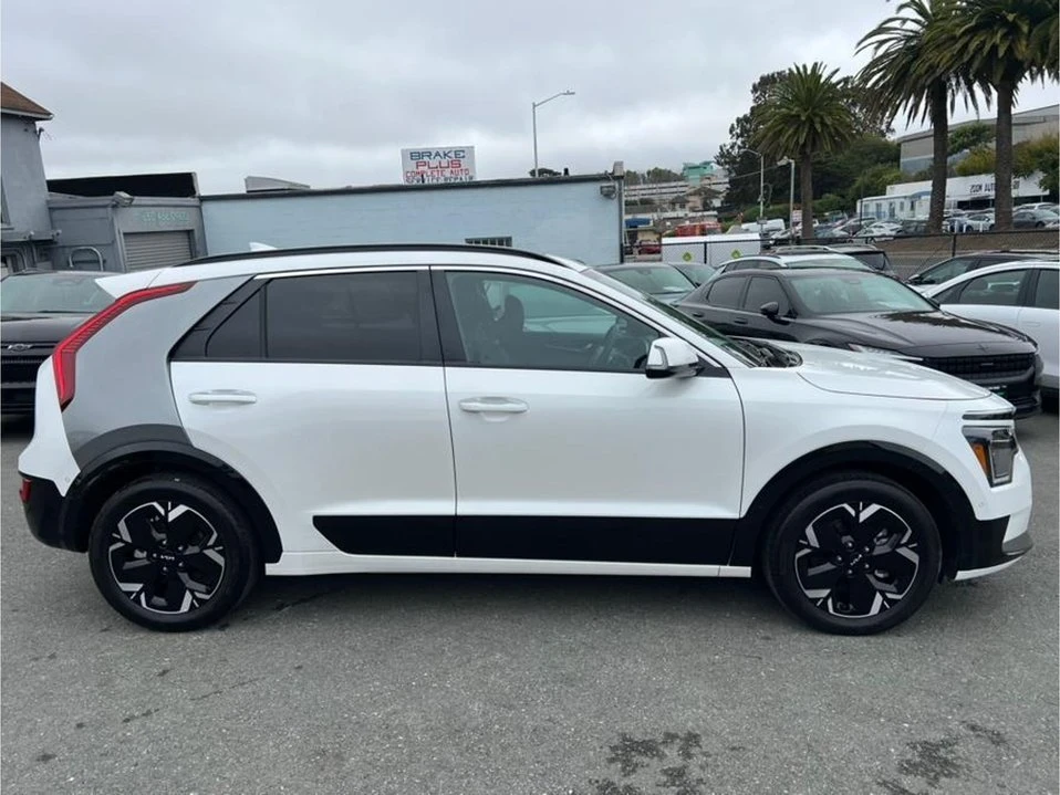 2023 Kia Niro - Image 3 of 20