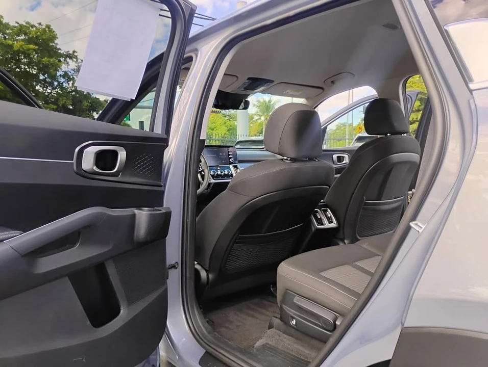 2023 Kia Sorento - Image 8 of 20