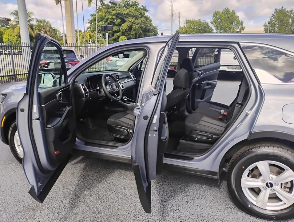 2023 Kia Sorento - Image 5 of 20
