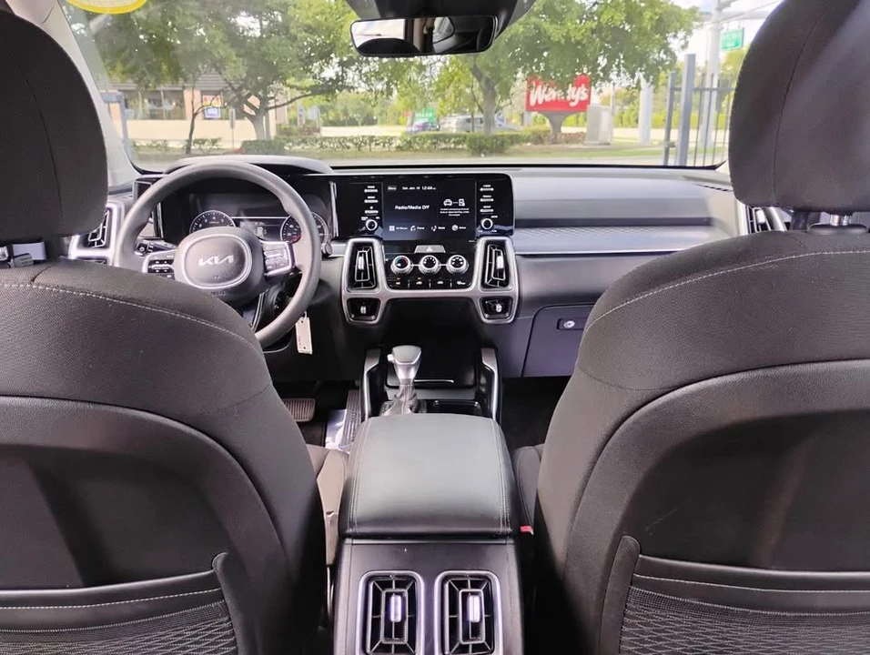 2023 Kia Sorento - Image 13 of 20