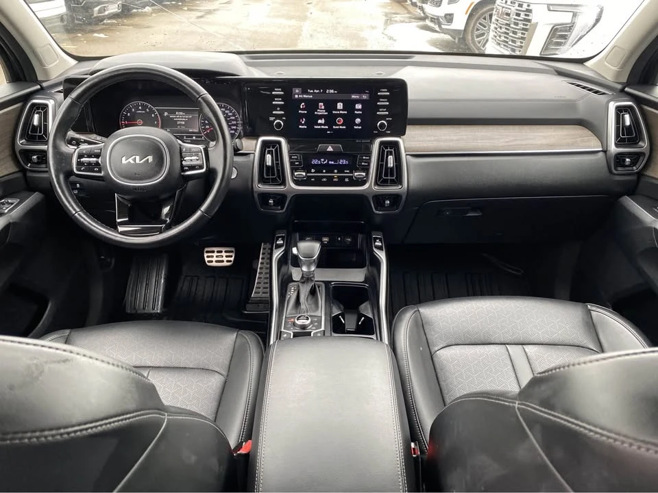 2023 Kia Sorento - Image 8 of 12