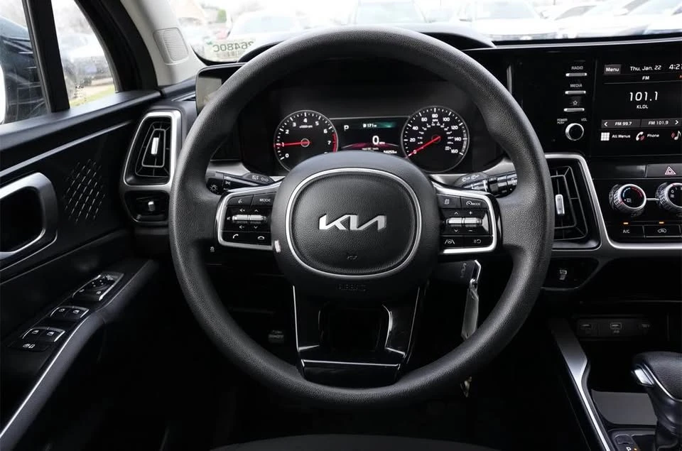 2023 Kia Sorento - Image 2 of 2
