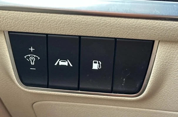 2023 Kia Stinger - Image 10 of 15
