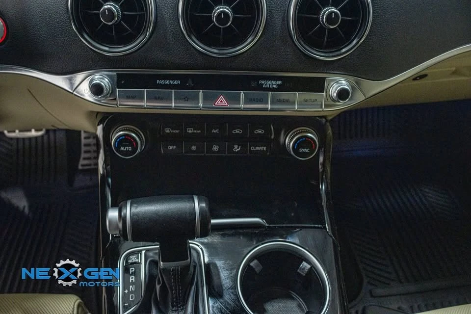 2023 Kia Stinger - Image 17 of 19