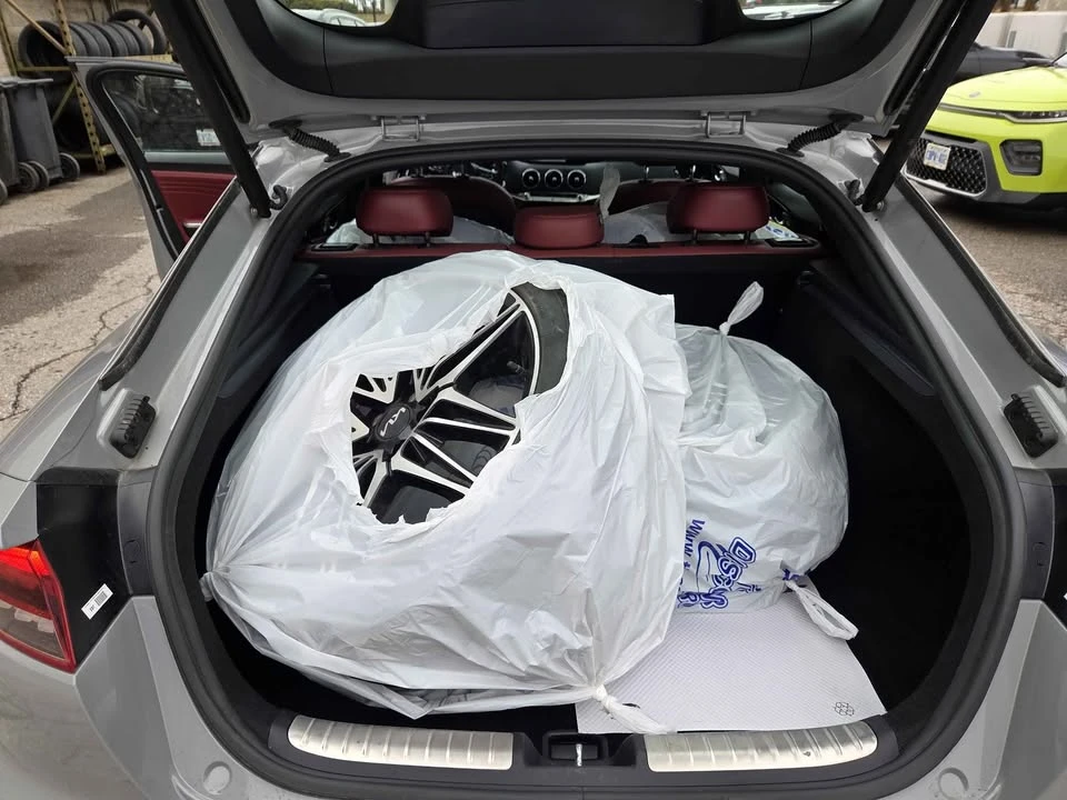 2023 Kia Stinger - Image 9 of 13