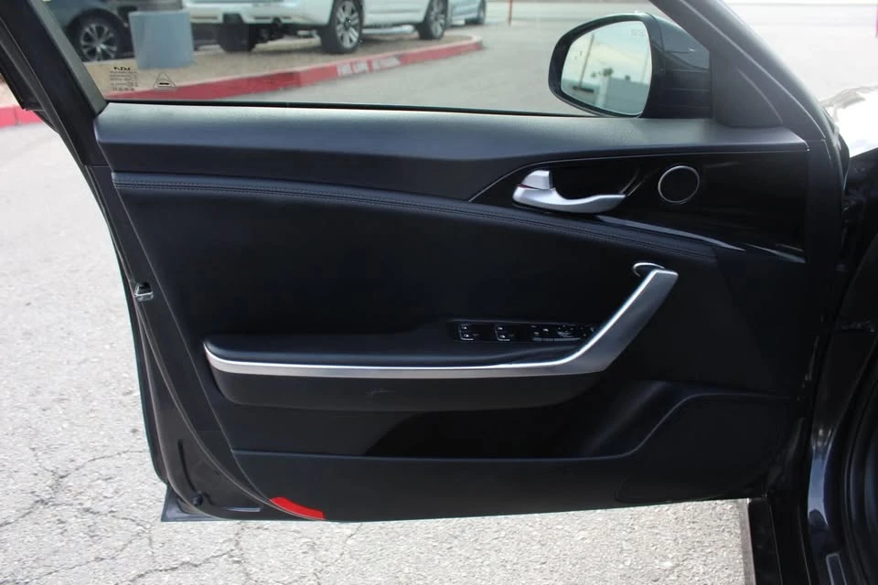 2023 Kia Stinger - Image 10 of 20