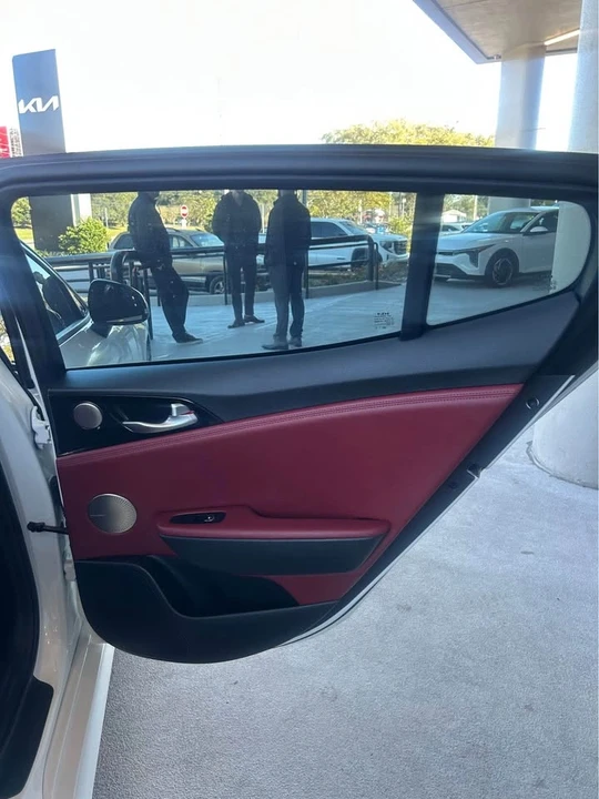 2023 Kia Stinger - Image 9 of 11