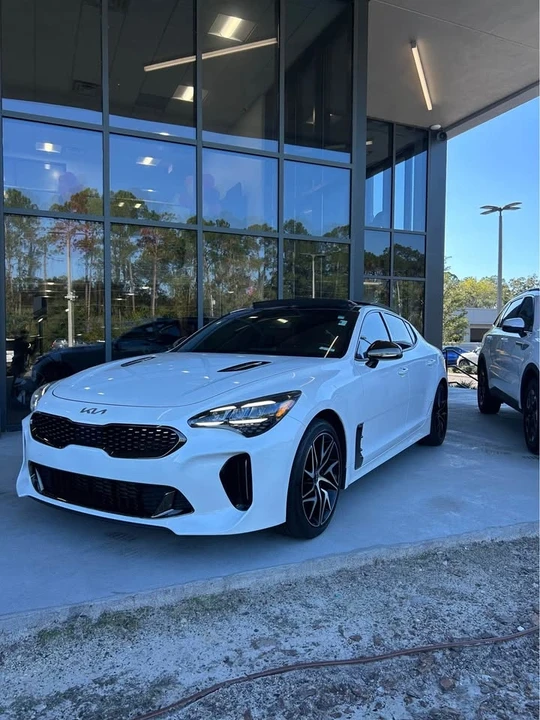 2023 Kia Stinger - Image 2 of 11