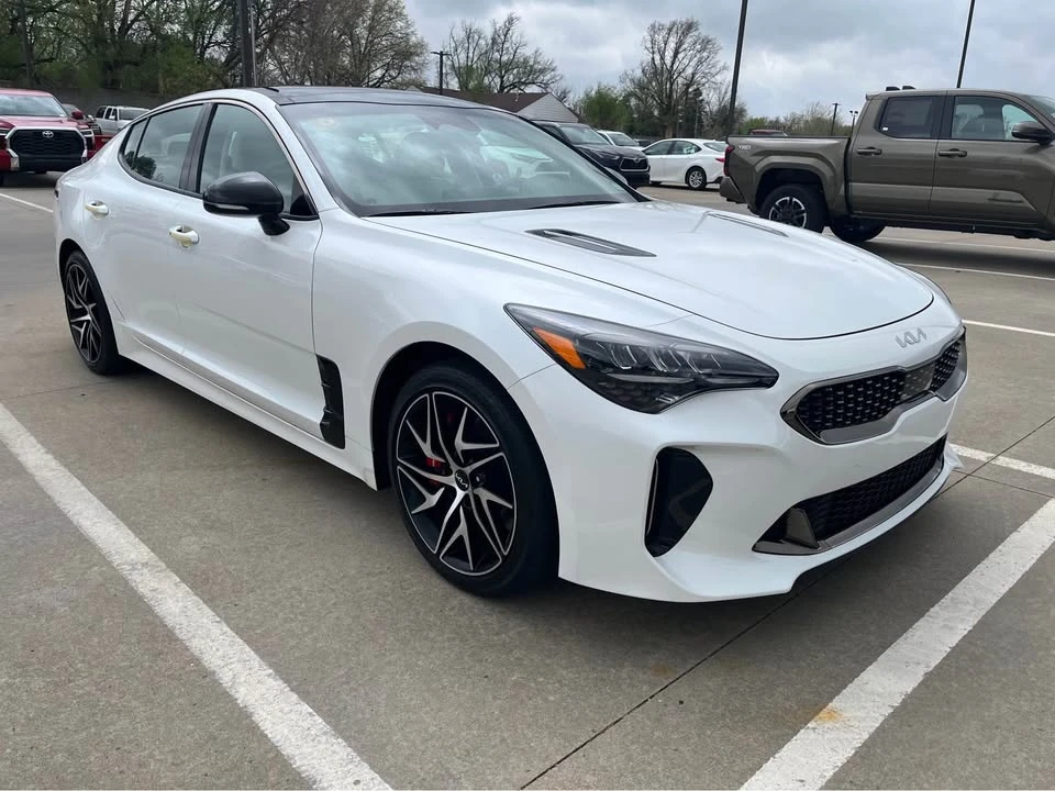 2023 Kia Stinger - Image 2 of 8