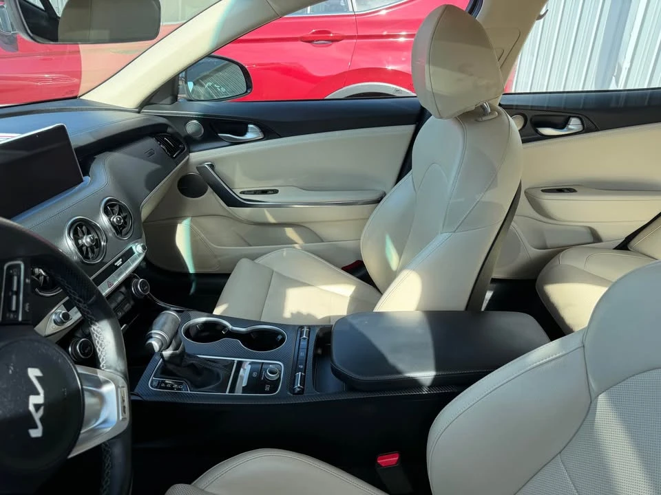 2023 Kia Stinger - Image 2 of 5