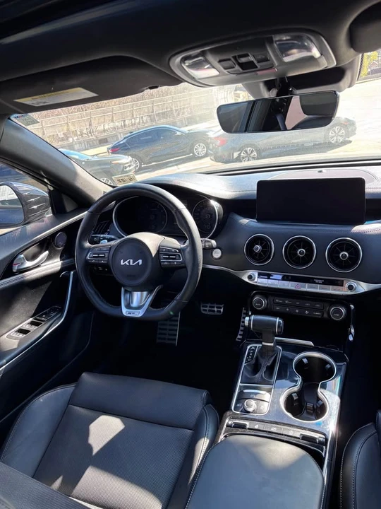 2023 Kia Stinger - Image 2 of 8