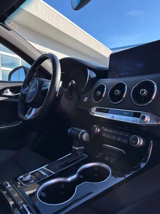 2023 Kia Stinger - Image 4 of 9