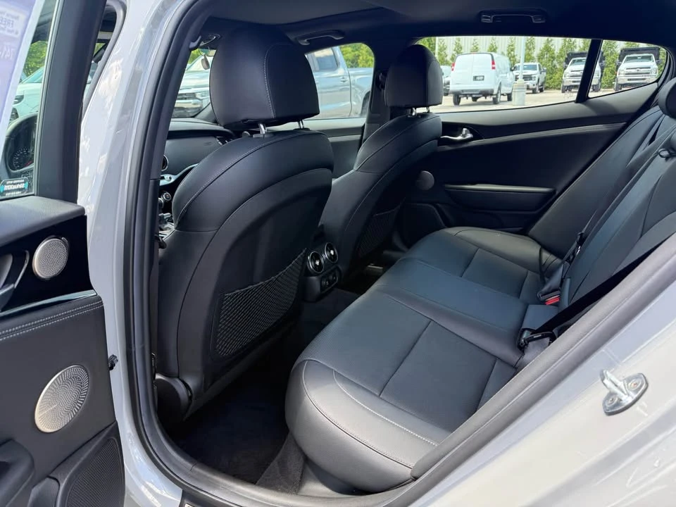 2023 Kia Stinger - Image 10 of 11