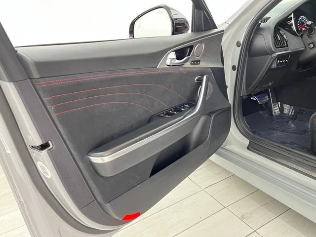 2023 Kia Stinger GT - Image 15 of 19