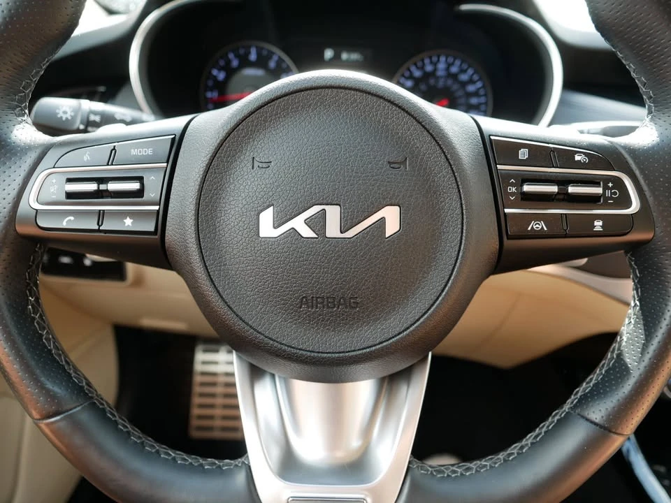 2023 Kia Stinger - Image 15 of 17
