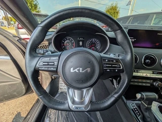 2023 Kia Stinger - Image 16 of 19